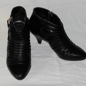 ***SSS***HAD TOO LONG GOTTA GO Rialto black booties sz 6 EUC